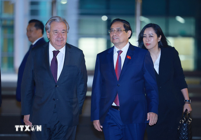 Premierminister Pham Minh Chinh und UN-Generalsekretär António Guterres verließen Hanoi in Richtung Kuala Lumpur, Malaysia, um am 47. ASEAN-Gipfel und verwandten Gipfeltreffen teilzunehmen. (Foto: Duong Giang/VNA) ttxvn-thu-tuong-va-tong-thu-ky-lien-hop-quoc-cung-len-duong-tham-du-hoi-nghi-cap-cao-asean-lan-thu-47-3.jpg