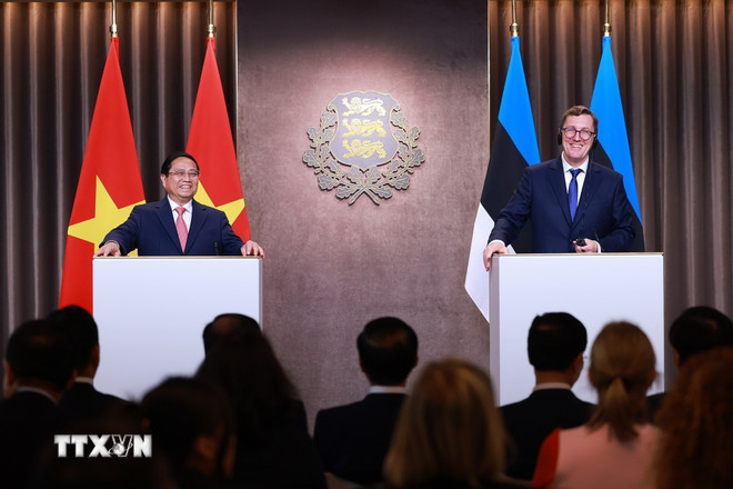 Thủ tướng Phạm Minh Chính và Thủ tướng Estonia Kristen Michal phát biểu tại cuộc họp báo sau hội đàm. (Ảnh: Dương Giang/TTXVN) ttxvn-thu-tuong-hoi-dam-thu-tuong-estonia-19.jpg