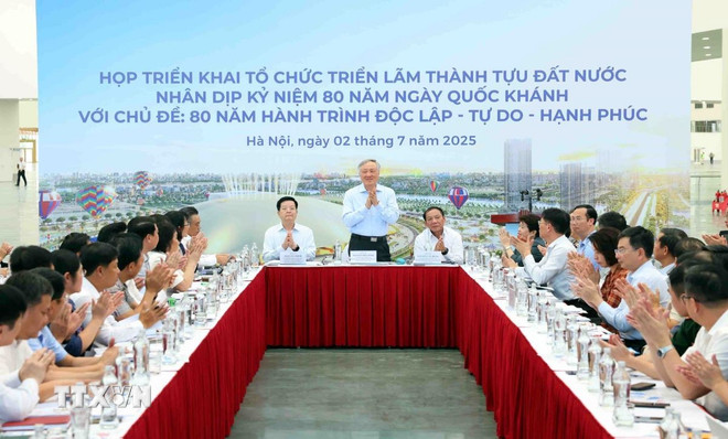 Phó Thủ tướng Thường trực Nguyễn Hòa Bình và Phó Thủ tướng Mai Văn Chính chủ trì cuộc họp triển khai tổ chức triển lãm thành tựu đất nước nhân dịp kỷ niệm 80 năm ngày Quốc khánh (2/9/1945-2/9/2025). (Ảnh: Phạm Kiên/TTXVN) ttxvn-trien-lam-thanh-tuu-dat-nuoc-1.jpg