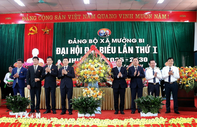 Phó Bí thư Tỉnh ủy Phú Thọ Nguyễn Phi Long tặng hoa chúc mừng Đại hội Đảng bộ lần thứ nhất xã Mường Bi. (Ảnh: Thanh Hải/TTXVN) ttxvn-xa-muong-bi.jpg