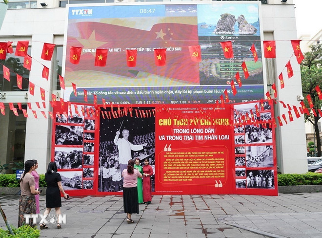 Người dân Thủ đô đến lưu lại những khoảnh khắc ý nghĩa trong Ngày kỷ niệm 135 năm Ngày sinh Chủ tịch Hồ Chí Minh tại trụ sở TTXVN (số 5 Lý Thường Kiệt, Hà Nội). (Ảnh: Khánh Hòa/TTXVN) ttxvn-trung-bay-anh-chu-tich-ho-chi-minh-2.jpg