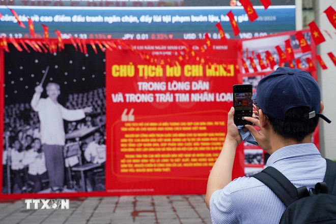 Người dân Thủ đô tham quan trưng bày ảnh 'Chủ tịch Hồ Chí Minh trong lòng dân và trong trái tim nhân loại.' (Ảnh: Khánh Hòa/TTXVN) ttxvn-trung-bay-anh-chu-tich-ho-chi-minh-4.jpg