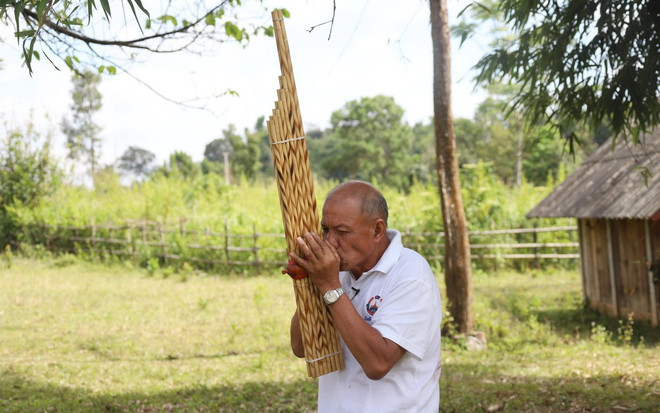 លោក Buavanh Oudomsuk លេង panpipe ឡាវ។ (រូបថត៖ Xuan Tu/VNA) thoi-khen-lao-3.jpg
