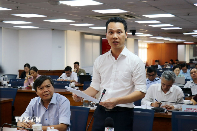 លោកបណ្ឌិត Nguyen Xuan Thuy អនុប្រធានការិយាល័យគណៈកម្មាធិការបក្សទីក្រុងហូជីមិញបានថ្លែងនៅក្នុងសន្និសីទ។ (រូបថត៖ Thanh Vu/VNA) ttxvn-sua-luat-bao-chi-2.jpg