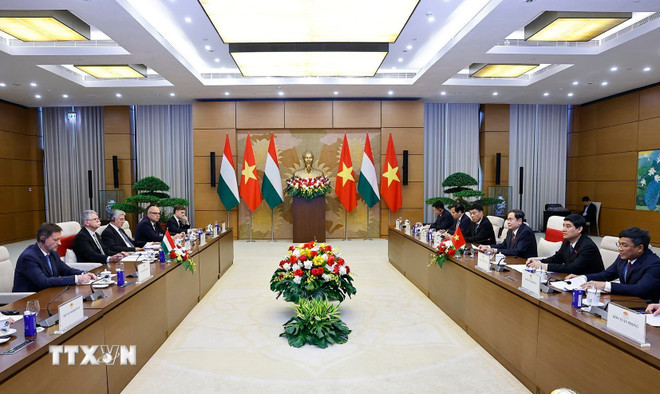 O presidente da Assembleia Nacional, Tran Thanh Man, conversa com o presidente da Assembleia Nacional Húngara, Kover Laszlo. (Foto: Doan Tan/VNA) ttxvn-chu-tich-quoc-hoi-hoi-dam-voi-chu-tich-quoc-hoi-hungary-9.jpg