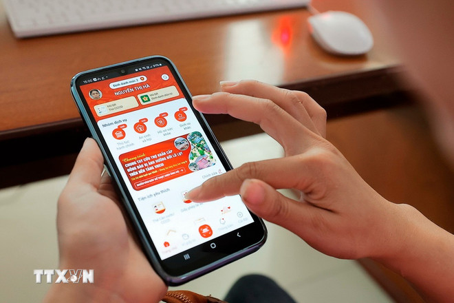 Instructions for people to register and use the VNeID application. (Photo: Minh Quyet/VNA) ttxvn-chuyen-doi-so-3.jpg