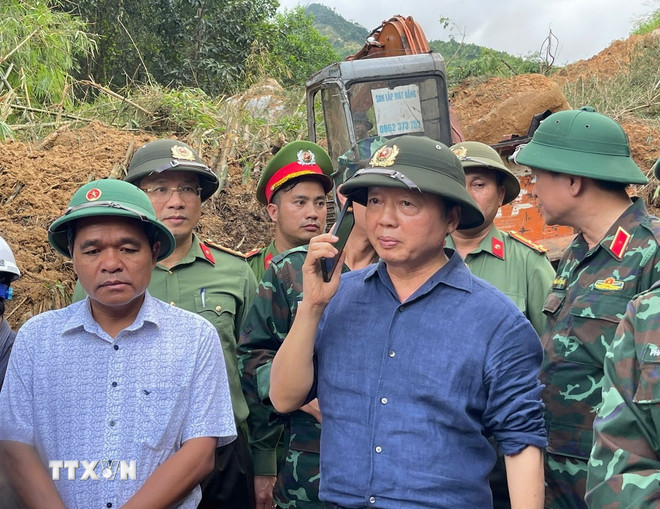 ឧបនាយករដ្ឋមន្ត្រីអំពាវនាវដល់ប្រជាពលរដ្ឋដែលនៅឯកោដោយសារការបាក់ដី។ (រូបថត៖ Pham Cuong/VNA) ttxvn-pho-thu-tuong-tran-hong-ha-kiem-tra-chi-dao-khac-phuc-sat-lo-nui-quang-ngai-2.jpg