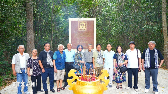 ក្រុមអតីតអ្នកឆ្លើយឆ្លងព័ត៌មានសង្គ្រាមនៃទីភ្នាក់ងារព័ត៌មានរំដោះបានថតរូបអនុស្សាវរីយ៍នៅវិមានកាលពីថ្ងៃទី 1 ខែមេសា ឆ្នាំ 2025។ (រូបថត៖ Minh Phu/VNA) ttxvn-thong-tan-xa-giai-phong-1.jpg