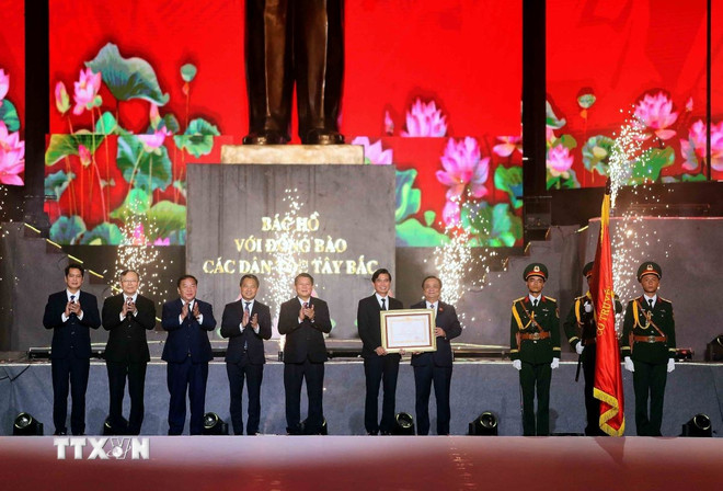 Nationalförsamlingens vice ordförande Le Minh Hoan överlämnar presidentens arbetsmedalj av första klass till provinsen Sơn La. (Foto: Quang Quyet/VNA) ttxvn-tinh-son-la-3.jpg