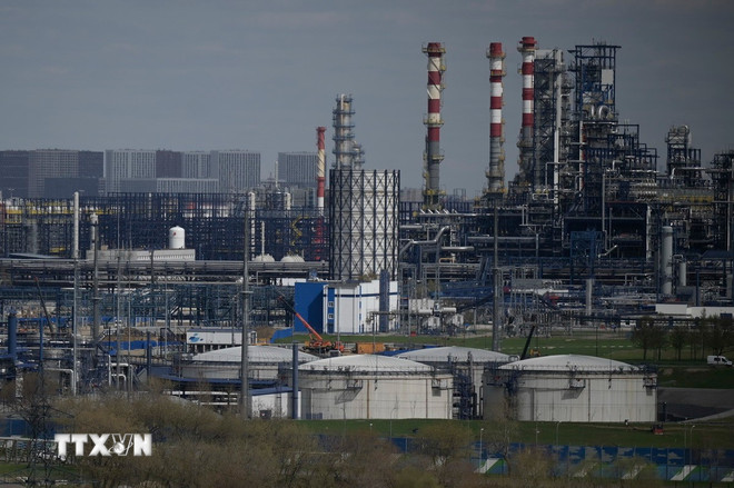 Nhà máy lọc dầu của công ty Gazprom ở ngoại ô Moskva, Nga. (Ảnh: AFP/TTXVN) ttxvn-dau-tho-nga.jpg