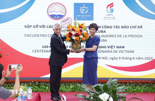 Đại diện Hãng Thông tấn Prensa Latina tại Việt Nam tặng hoa chúc mừng Thông tấn xã Việt Nam nhân Ngày Báo chí cách mạng Việt Nam. (Ảnh: Văn Điệp/TTXVN) ttxvn-nha-bao-viet-nam-tai-cuba-2.jpg