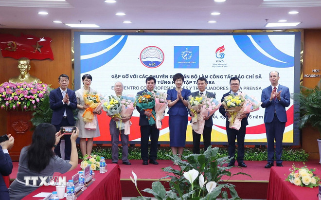 Tổng Giám đốc TTXVN Vũ Việt Trang, Phó Trưởng Ban Tuyên giáo và Dân vận Trung ương Vũ Thanh Mai và Đại sứ Cuba tại Việt Nam Rogelio Polanco Fuentes chúc mừng các nhà báo được trao tặng Huy chương Félix Elmusa của Cuba. (Ảnh: Văn Điệp/TTXVN) ttxvn-nha-bao-viet-nam-tai-cuba-1.jpg