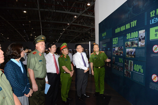 Phó Thủ tướng Chính phủ Lê Thành Long và các đại biểu tham quan khu triển lãm về hoạt động đấu tranh, phòng chống ma túy. (Ảnh: Thanh Vân/TTXVN)