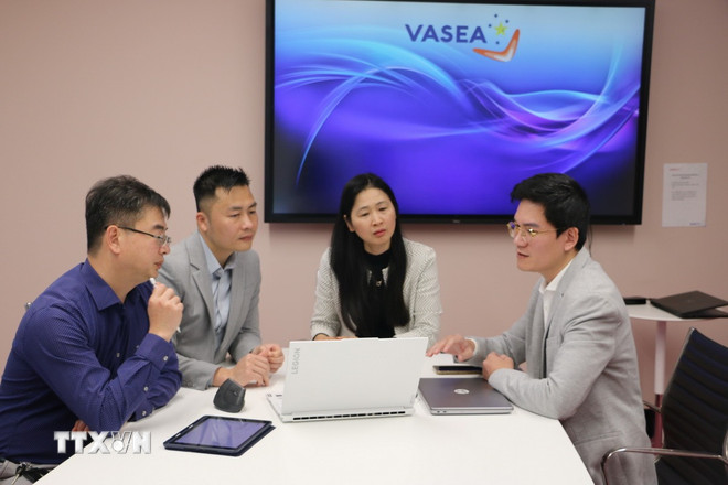 Đại diện các đơn vị tham gia dự án VietNEST thảo luận về những phương pháp tối ưu nhất nhằm cung cấp một môi trường học tiếng Việt sống động và giàu bản sắc tại Australia. (Ảnh: Lê Đạt/TTXVN) ttxvn-vietnest-2.jpg