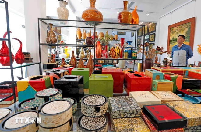 បន្ទប់តាំងបង្ហាញផលិតផលម្រ័ក្សណ៍ខ្មុកជាមួយនឹងការរចនាចម្រុះនៅក្នុងភូមិសិប្បកម្ម Ha Thai។ (រូបថត៖ Tran Viet/VNA) ttxvn-lang-nghe-ha-noi-2.jpg