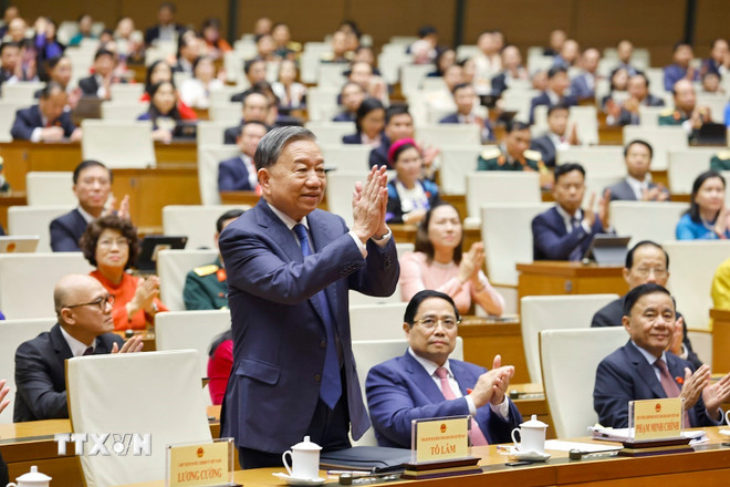 حضر الأمين العام تو لام الجلسة الختامية. (صورة: دوان تان/وكالة الأنباء الفيتنامية) ttxvn-be-mac-ky-hop-thu-10-quoc-hoi-khoa-xv-3.jpg
