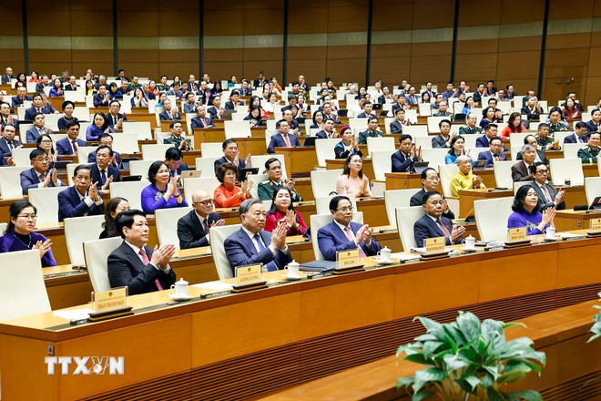 Generalsekretær To Lam, sammen med nåværende og tidligere parti- og statsledere og delegater, deltar på avslutningsseremonien for sesjonen. (Foto: Doan Tan/VNA) ttxvn-be-mac-ky-hop-thu-10-quoc-hoi-khoa-xv-7.jpg