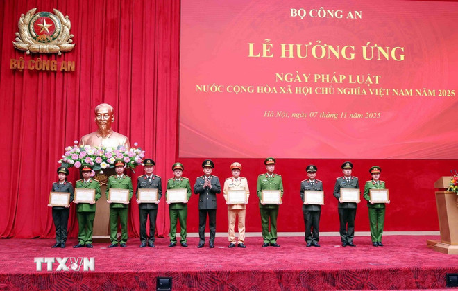 ttxvn-bo-cong-an-huong-ung-ngay-phap-luat-viet-nam-4.jpg