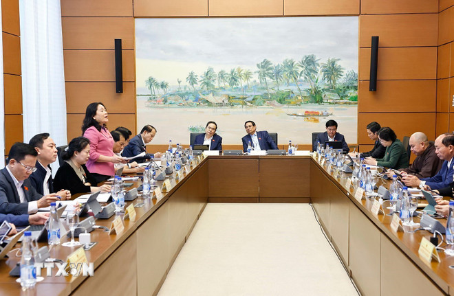 Delegaties van afgevaardigden van de Nationale Vergadering uit de provincie Dien Bien en de stad Can Tho bespreken in groepen. (Foto: Doan Tan/VNA) ttxvn-quoc-hoi-thao-luan-o-to-ve-du-thao-cac-van-kien-trinh-dai-hoi-xiv-cua-dang-3.jpg
