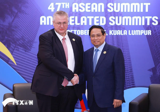 Thủ tướng Phạm Minh Chính gặp Phó Thủ tướng Nga Alexey Overchuk. (Ảnh: Dương Giang/TTXVN) ttxvn-thu-tuong-pham-minh-chinh-gap-pho-thu-tuong-nga-alexey-overchuk-1.jpg