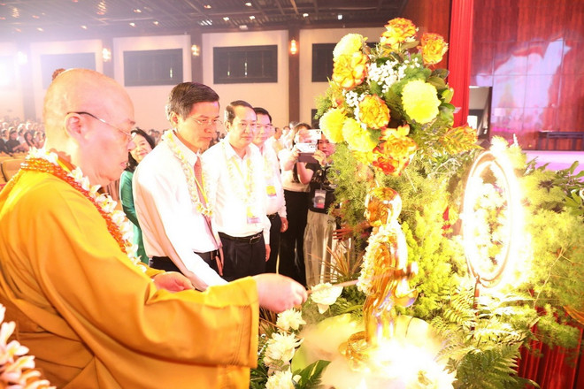Thực hiện nghi thức tắm Phật tại Đại lễ. (Ảnh: Đức Phương/TTXVN) dai-le-phat-dan-chua-bai-dinh-2.jpg