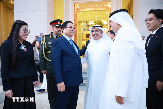 ولید س. البهار، مدیر کل موقت صندوق کویت برای توسعه اقتصادی عرب، از نخست وزیر و همسرش استقبال کرد. (عکس: دونگ جیانگ/VNA) ttxvn-thu-tuong-va-phu-nhan-tham-toa-nha-di-san-van-hoa-a-rap-5.jpg