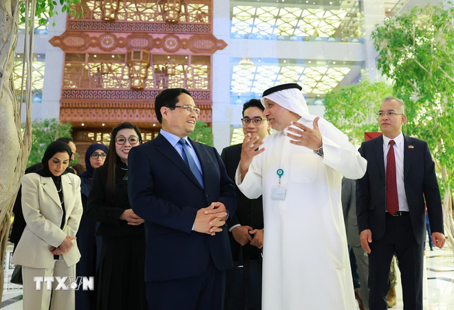 نخست وزیر فام مین چین و همسرش از ساختمان میراث فرهنگی عرب بازدید میکنند. (عکس: دونگ جیانگ/VNA) ttxvn-thu-tuong-va-phu-nhan-tham-toa-nha-di-san-van-hoa-a-rap-3.jpg