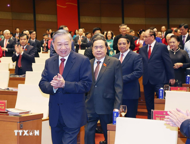 Generalsekretär To Lam sowie führende und ehemalige Partei- und Staatsvertreter nehmen am ersten Parteitag der Nationalversammlung teil. (Foto: Thong Nhat/VNA) ttxvn-tong-bi-thu-dang-bo-quoc-hoi-3.jpg