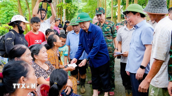 Phó Thủ tướng Chính phủ Mai Văn Chính thăm hỏi, động viên các hộ gia đình được sơ tán tránh lũ tại Vườn Quốc gia Pù Mát. (Ảnh: TTXVN phát) ttxvn-mua-lu-nghe-an-bao-so-3-5.jpg