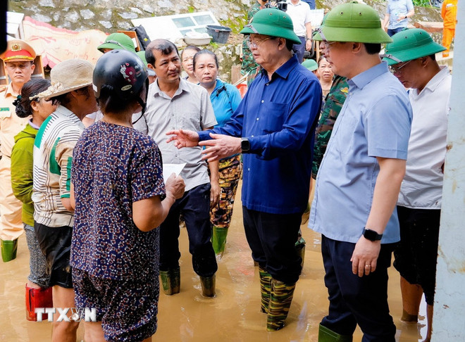 Phó Thủ tướng Chính phủ Mai Văn Chính thăm hỏi, động viên những gia đình bị ảnh hưởng bởi lũ lụt tại xã Con Cuông (Nghệ An). (Ảnh: TTXVN phát) ttxvn-mua-lu-nghe-an-bao-so-3-6.jpg