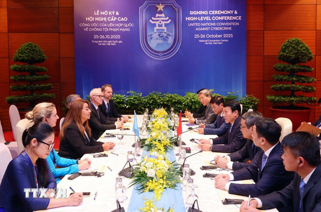 Đại tướng Lương Tam Quang, Bộ trưởng Bộ Công an hội kiến bà Ghada Waly, Phó Tổng Thư ký Liên hợp quốc, Giám đốc điều hành Văn phòng Liên hợp quốc về phòng, chống ma túy và tội phạm (UNODC). (Ảnh: Phạm Kiên/TTXVN) ttxvn-bo-truong-cong-an-hoi-kien-pho-tong-thu-ky-lien-hop-quoc-giam-doc-dieu-hanh-unodc-2.jpg