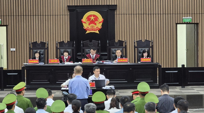 Hội đồng xét xử tại phiên tòa. (Ảnh: Kim Anh/TTXVN) vu-phuc-son-3.jpg