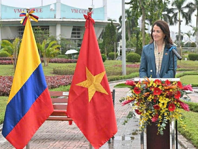 Republiken Colombias ambassadör Camila María Polo Flórez talar vid ceremonin. (Foto: Tran Trong Khoa/Vietnam+) dai-su-comlombia-phat-bieu.jpg