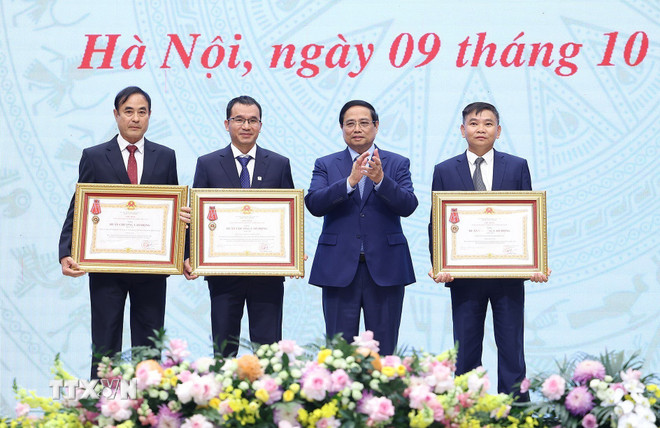 Premierminister Pham Minh Chinh überreicht einem Unternehmen für herausragende Leistungen die Arbeitsmedaille dritter Klasse. (Foto: Duong Giang/VNA) ttxvn-thu-tuong-doanh-nhan.jpg