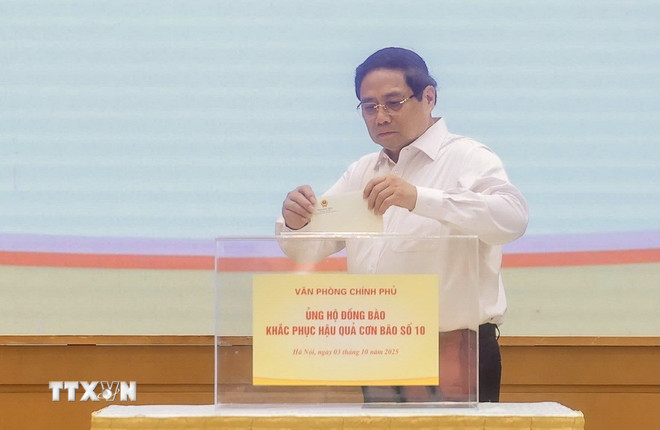 Thủ tướng Phạm Minh Chính quyên góp, ủng hộ đồng bào khắc phục hậu quả bão số 10. (Ảnh: Dương Giang/TTXVN) ttxvn-thu-tuong-ung-ho-bao-lu-1.jpg