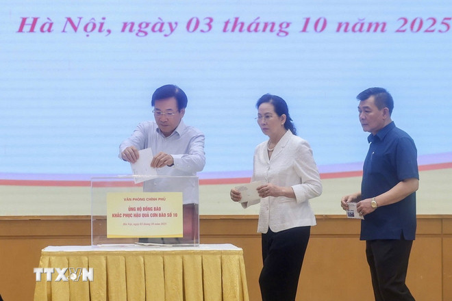 Lãnh đạo, cán bộ Văn phòng Chính phủ quyên góp, ủng hộ đồng bào khắc phục hậu quả bão số 10. (Ảnh: Dương Giang/TTXVN) ttxvn-thu-tuong-ung-ho-bao-lu-4.jpg