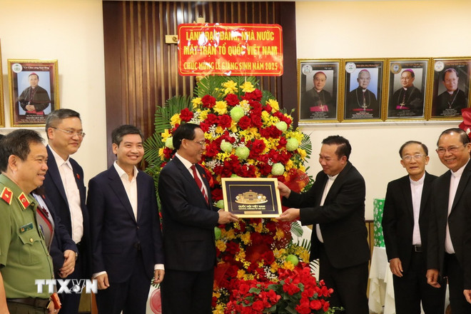 The Vice Chairman of the National Assembly presents gifts to the Bishop's Office. (Photo: Ngoc Minh/VNA) ttxvn-pho-chu-tich-quoc-hoi-tran-quang-phuong-tham-toa-giam-muc-buon-ma-thuot-2.jpg