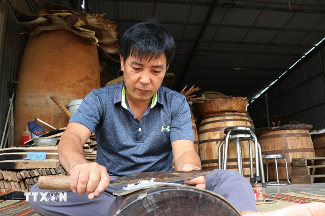 Để làm trống, Bình An nổi tiếng nhờ kỹ thuật công phu. (Ảnh: Bùi Giang/TTXVN) ttxvn-trong-binh-an-2.jpg