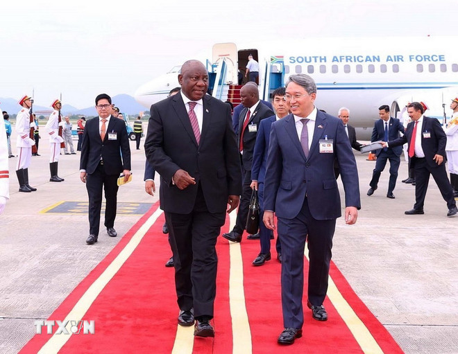 President of the Republic of South Africa Matamela Cyril Ramaphosa arrives in Hanoi, beginning a State visit to Vietnam. (Photo: Van Diep/VNA) ttxvn-tong-thong-nam-phi-tham-viet-nam-3.jpg