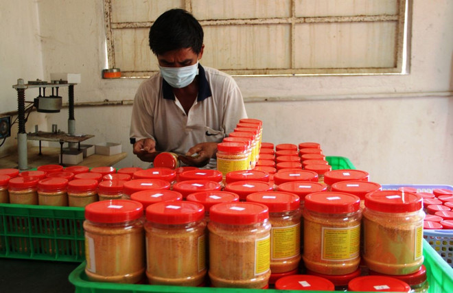 Quy trình sản xuất muối tôm, muối ớt tại một cơ sở ở Tây Ninh. (Ảnh: Lê Đức Hoảnh/TTXVN) muoi-ot-tay-ninh-3.jpg