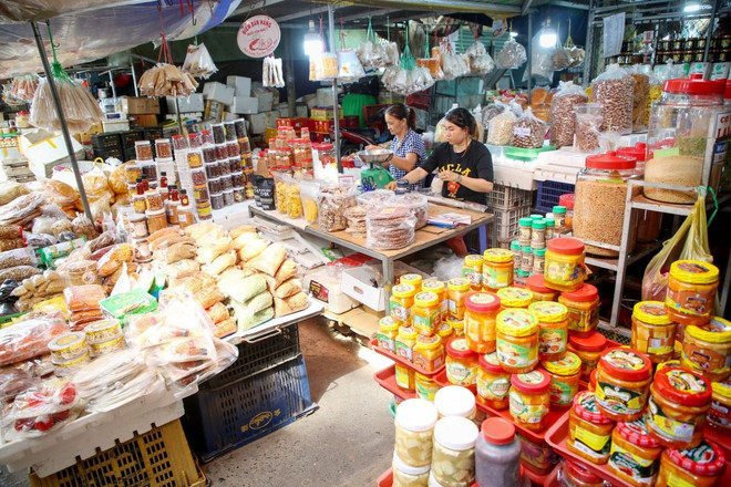 Muối ớt cùng với nhiều sản phẩm đặc sản Tây Ninh như chao môn, bánh tráng xuất hiện đa dạng trên thị trường. (Ảnh: Giang Phương/TTXVN) muoi-ot-tay-ninh-1.jpg