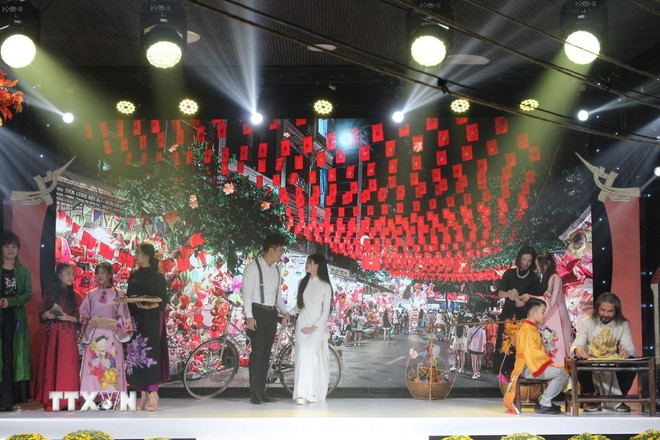 Barn og medlemmer av Unionen av vietnamesiske foreninger i Europa i en Ao Dai-forestilling. (Foto: Viet Thang/VNA) ttxvn-ao-dai-viet-nam-2.jpg
