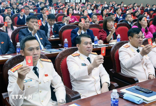 Đại biểu biểu quyết tại Đại hội. (Ảnh: Quang Quyết/TTXVN) ttxvn-dang-bo-tinh-son-la-2.jpg