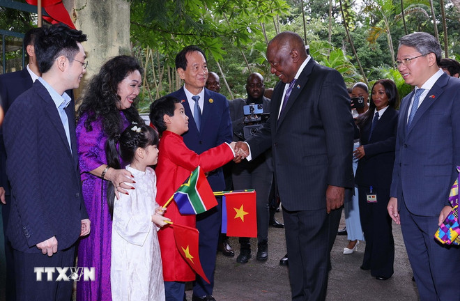 Sør-Afrikas president Matamela Cyril Ramaphosa med general Vo Nguyen Giaps familie. (Foto: Van Diep/VNA) ttxvn-tong-thong-nam-phi-tham-gia-dinh-dai-tuong-vo-nguyen-giap-2.jpg