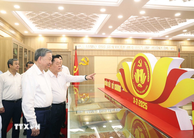 Tổng Bí thư Tô Lâm: Kết hợp hài hòa, biện chứng công tác tuyên giáo và dân vận Tổng Bí thư Tô Lâm thăm Phòng truyền thống của Ban Tuyên giáo và Dân vận Trung ương. (Ảnh: Thống Nhất/TTXVN)
