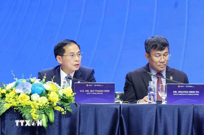 Viceprim-ministrul Bui Thanh Son a prezidat prima sesiune plenară la nivel înalt. (Foto: Phuong Hoa/VNA) ttxvn-cong-uoc-ha-noi-phien-thao-luan-toan-the-cap-cao-thu-nhat-1.jpg