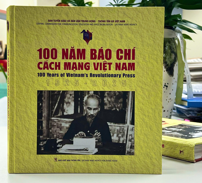 Fotoboken sach-anh-ve-bao-chi-cach-mang.jpg