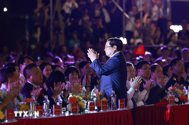 Thủ tướng Phạm Minh Chính dự Chương trình nghệ thuật đặc biệt “Hà Nội-từ mùa Thu lịch sử năm 1945.” (Ảnh: Dương Giang/TTXVN) ttxvn-thu-tuong-chuong-trinh-nghe-thuat-3.jpg