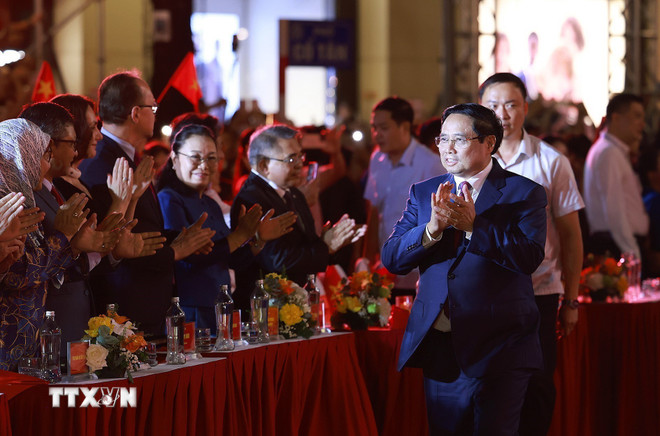 Thủ tướng Phạm Minh Chính đến dự Chương trình nghệ thuật đặc biệt “Hà Nội-từ mùa Thu lịch sử năm 1945.” (Ảnh: Dương Giang/TTXVN) ttxvn-thu-tuong-chuong-trinh-nghe-thuat-2.jpg