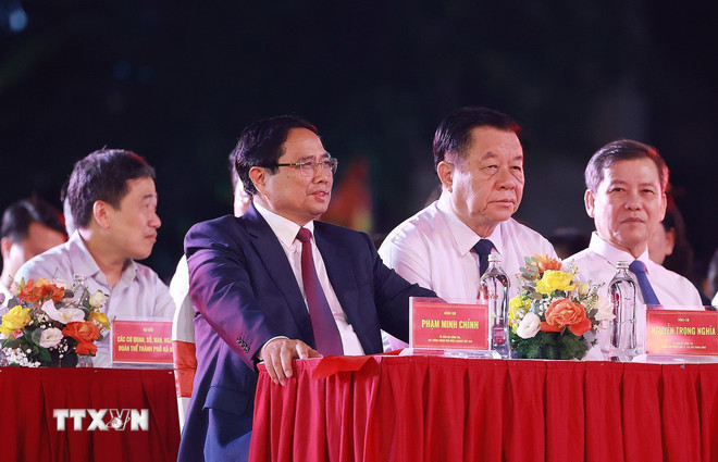 Thủ tướng Phạm Minh Chính và các đại biểu dự Chương trình nghệ thuật đặc biệt “Hà Nội-từ mùa Thu lịch sử năm 1945.” (Ảnh: Dương Giang/TTXVN) ttxvn-thu-tuong-chuong-trinh-nghe-thuat-1.jpg
